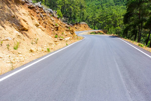 seyahat arkaplanı - Türkiye dağlarında eğri orman yolu