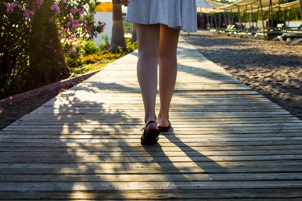 Ung Smal Kvinna Promenader Sommaren Stranden — Stockfoto