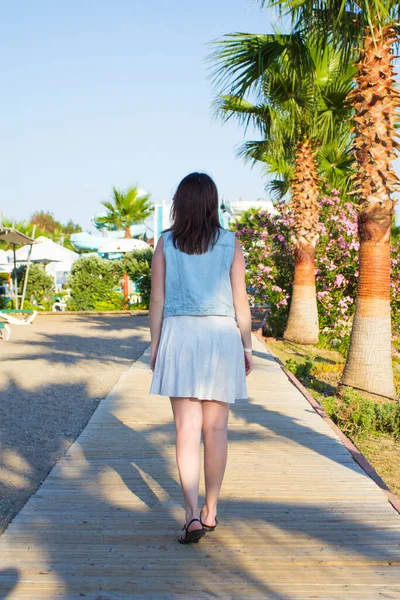 Vue Arrière Jeune Femme Mince Marchant Sur Plage Été — Photo