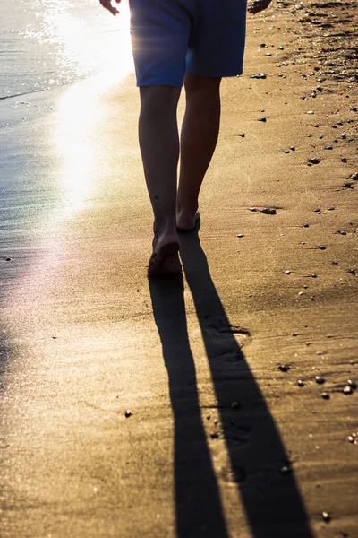 Viagem Férias Praia Homem Andando Praia Deixando Pegadas Areia — Fotografia de Stock
