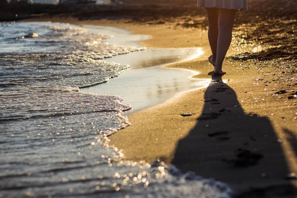 Concept Voyage Plage Femme Marchant Sur Une Plage Sable Laissant — Photo