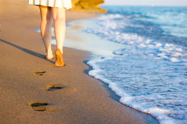 Yaz Seyahat Konsepti Gün Batımında Kadın Bacaklarına Ayak Izlerine Yakın — Stok fotoğraf