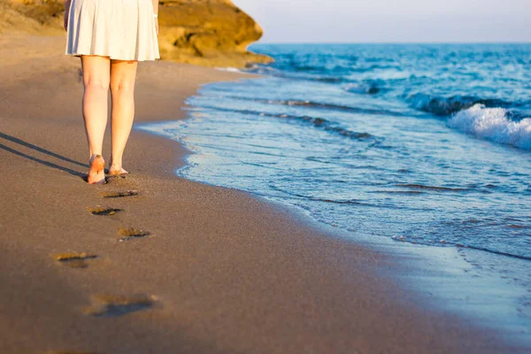 Yaz Tatil Konsepti Yürüyen Kadının Arka Görünüşü Günbatımı Sahilindeki Ayak — Stok fotoğraf