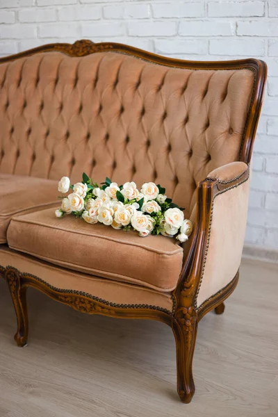 Rosenstrauß Auf Beigem Vintage Sofa — Stockfoto