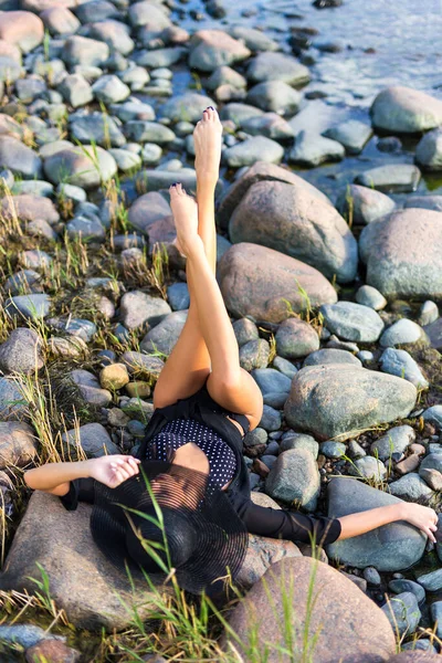 Rocky Beach 'te bikinili genç ve güzel bir manken yatıyor.