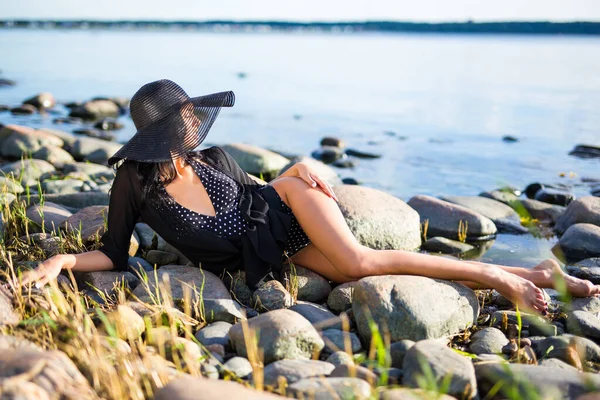 Sexig Vacker Modell Bikini Liggande Stenig Strand Vid Soluppgången — Stockfoto