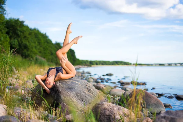 Sexy Slank Mooi Vrouw Badpak Poseren Rotsachtige Strand — Stockfoto