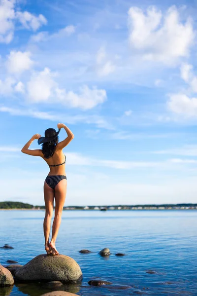 Летний Фон Вид Сзади Красивой Женщины Купальнике Позирующей Пляже — стоковое фото