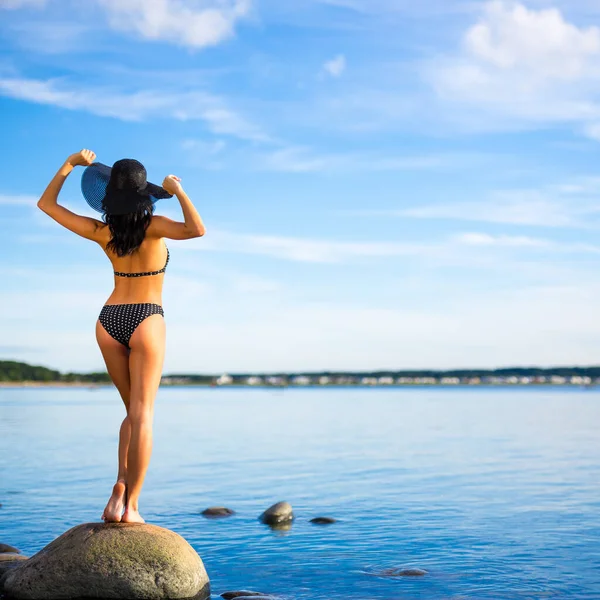 暑假背景图 身穿泳衣 身材苗条 在海滩上摆姿势的美女 — 图库照片