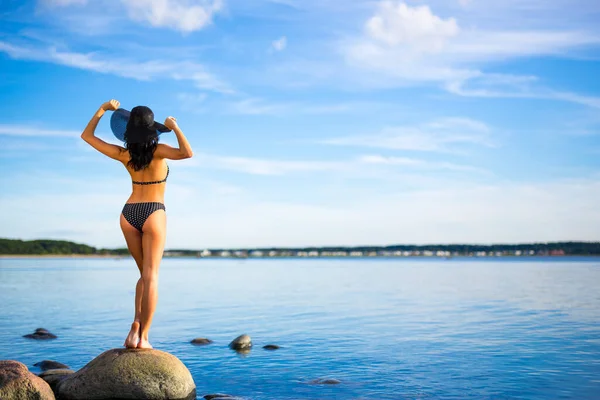 旅行和暑假的概念 穿着比基尼在海滩上摆姿势的苗条美女的回顾 — 图库照片