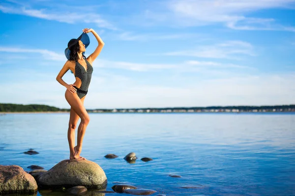 Cestování Letní Dovolená Koncept Mladá Štíhlá Krásná Žena Bikinách Pózuje — Stock fotografie