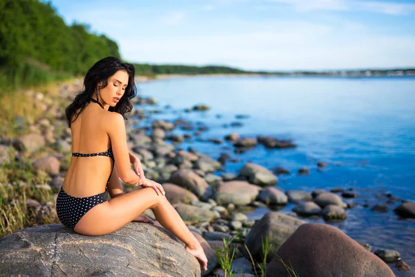 뜨거운 해변에서 일광욕을 즐기는 섹시하고 아름다운 아가씨의 — 스톡 사진