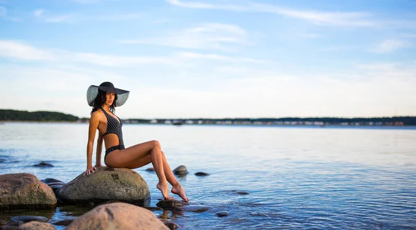 Zomer Achtergrond Jong Sexy Slank Model Bikini Poseren Het Strand — Stockfoto