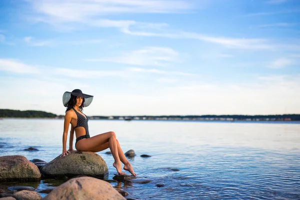해변에서 포즈를 취하고 비키니를 아름다운 — 스톡 사진