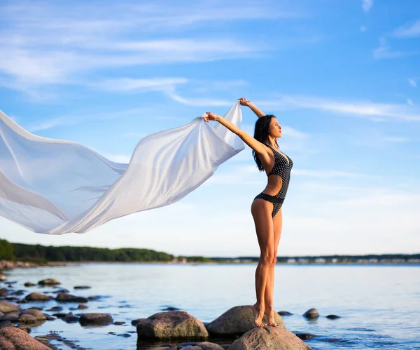 Portret Seksownej Pięknej Kobiety Bikini Białym Szalikiem Plaży — Zdjęcie stockowe