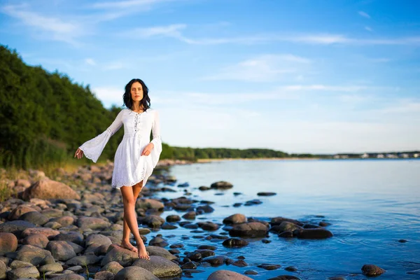 Vacker Kvinna Vit Klänning Promenader Stranden — Stockfoto
