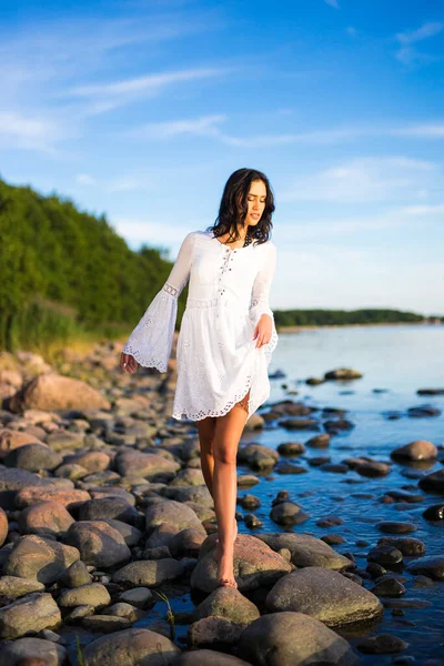 Young Beautiful Woman White Dress Walking Beach — Stock Photo, Image