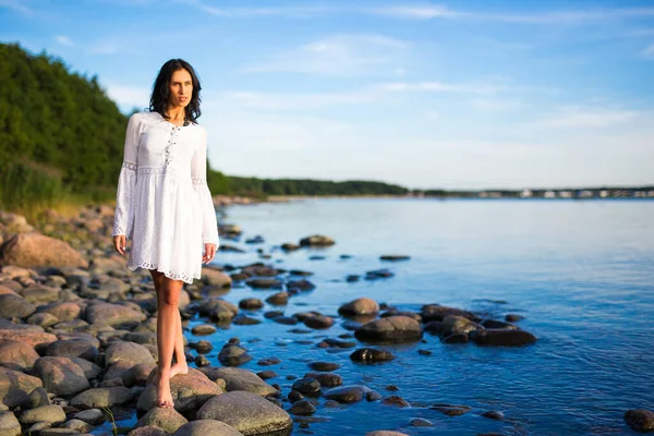 Portré Fiatal Gyönyörű Sétál Fehér Ruhában Strandon — Stock Fotó