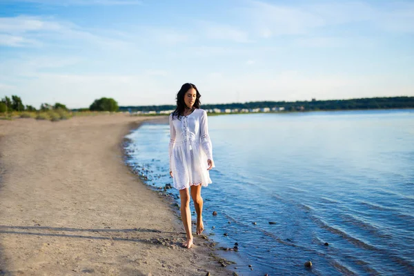 Porträtt Ung Vacker Kvinna Vit Klänning Promenader Stranden — Stockfoto