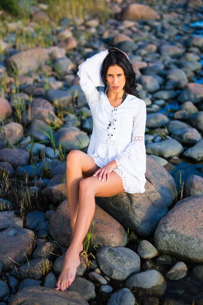 Retrato Feliz Joven Hermosa Mujer Vestido Blanco Sentado Playa Rocosa —  Fotos de Stock