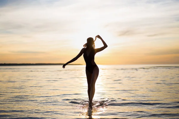 Silhouette Femme Sexy Mince Bikini Marchant Sur Plage Coucher Soleil — Photo