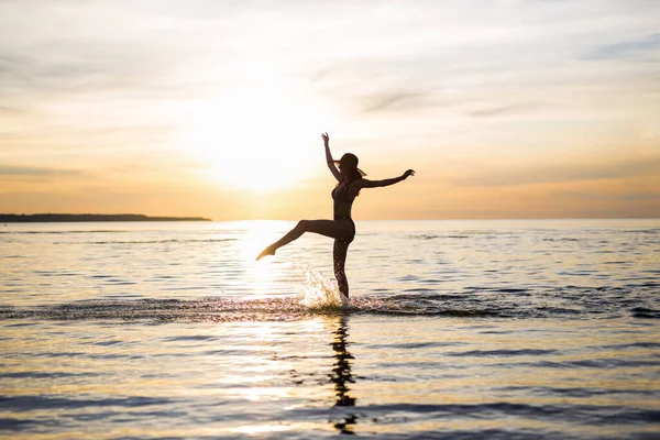 Sylwetka Szczupłej Seksownej Dziewczyny Bikini Spacerującej Plaży Zachodzie Słońca — Zdjęcie stockowe