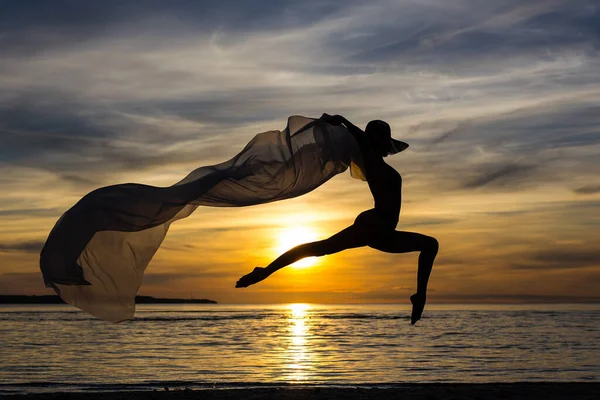 Silueta Chica Sexy Delgada Bikini Saltando Con Bufanda Playa Atardecer — Foto de Stock