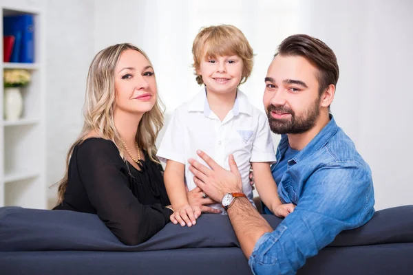 Lyckligt Familjeporträtt Ungt Par Och Söt Liten Son Sitter Vardagsrummet — Stockfoto