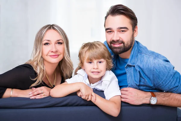 Glückliche Familie Mit Niedlichem Kleinen Sohn Hause — Stockfoto