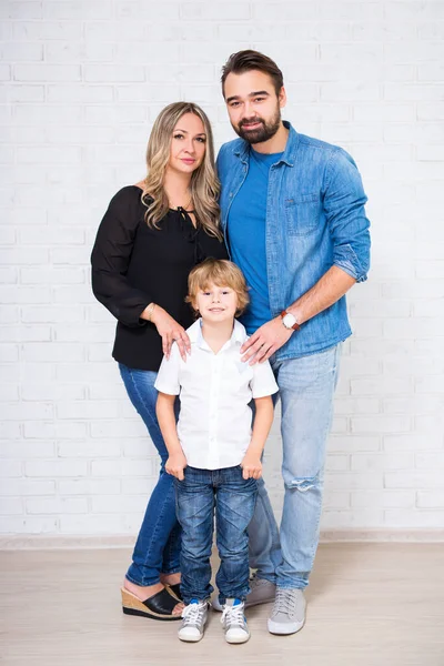 Familienporträt Voller Länge Paar Mit Kleinem Sohn Über Weißer Ziegelwand — Stockfoto
