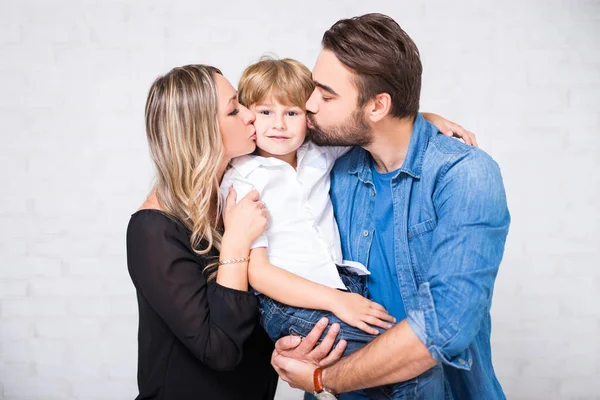 Feliz Retrato Familiar Pareja Besándose Pequeño Hijo Sobre Fondo Blanco —  Fotos de Stock