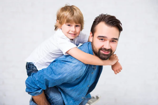 幸せな家族の肖像画 かわいいです息子とともに白い背景の上にポーズ — ストック写真