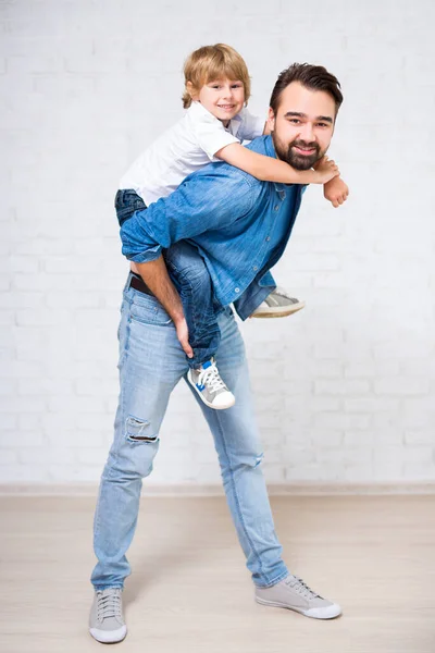 Glückliches Familienporträt Vater Mit Niedlichem Kleinen Sohn Über Weißer Ziegelwand — Stockfoto