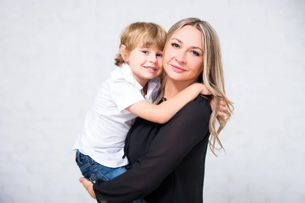 Retrato Familiar Feliz Madre Con Lindo Hijo Pequeño Posando Sobre —  Fotos de Stock