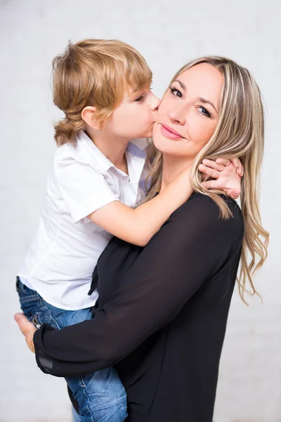 Glückliches Familienporträt Mutter Und Niedlicher Kleiner Sohn Posieren Auf Weißem — Stockfoto