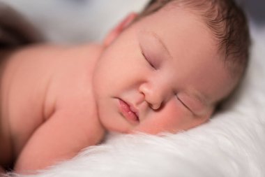 Güzel uyuyan bebeğin portresini kapat.