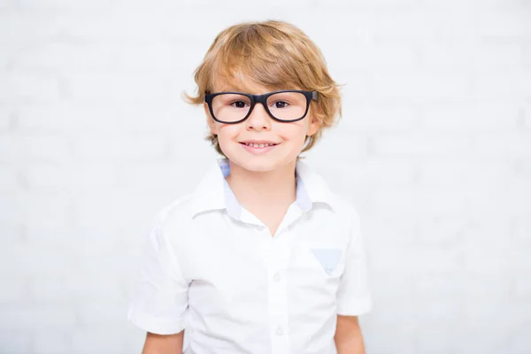 Nahaufnahme Porträt Des Süßen Kleinen Jungen Mit Brille Über Weiß — Stockfoto