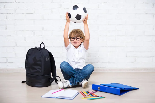 戴眼镜 戴着校服和足球的小男孩的肖像 — 图库照片