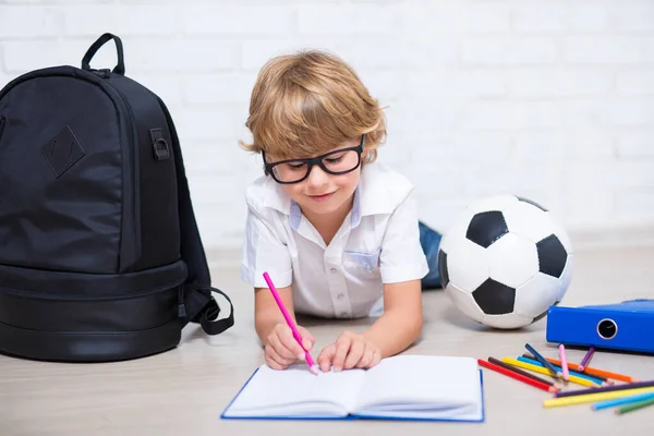 Kleine Jongen Bril Doen Huiswerk Liggend Vloer — Stockfoto