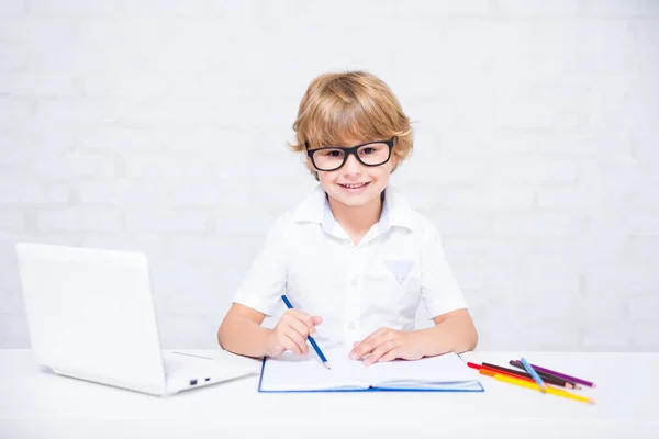 Menino Escola Pequeno Feliz Óculos Fazendo Lição Casa Com Modernlaptop — Fotografia de Stock