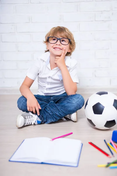 Koncepcja Pomysłu Szczęśliwy Chłopiec Okularach Siedzący Podłodze Odrabiający Lekcje Myślący — Zdjęcie stockowe