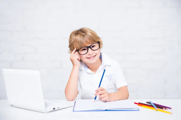 Retrato Niño Escuela Feliz Gafas Haciendo Tarea Pensando Algo — Foto de Stock