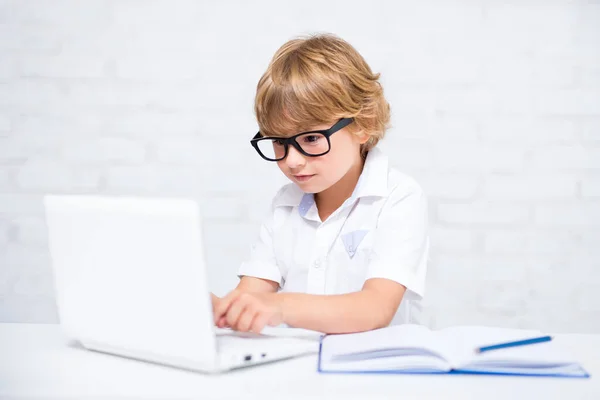 Niedliche Kleine Schuljunge Brille Hausaufgaben Machen Und Mit Laptop Hellen — Stockfoto