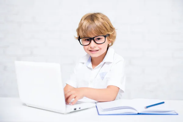 Feliz Lindo Niño Escuela Gafas Haciendo Tarea Uso Computadora Portátil — Foto de Stock