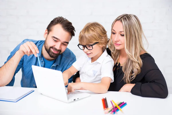 Gözlüklü Küçük Tatlı Okul Çocuğu Ailesiyle Ödev Yapıyor — Stok fotoğraf