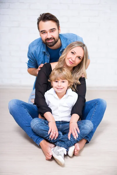Retrato Família Feliz Pais Pequeno Filho Posando Sobre Parede Tijolo — Fotografia de Stock