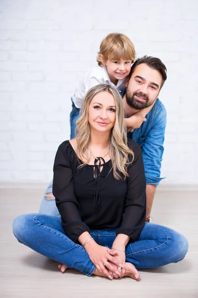 Glückliches Familienporträt Junge Eltern Und Kleiner Sohn Posieren Hause Über — Stockfoto