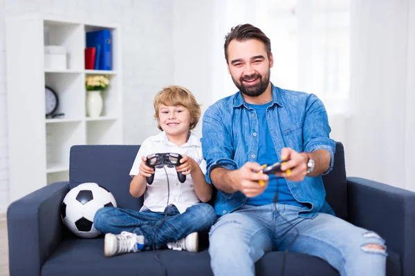 Glücklicher Vater Und Sohn Bei Videospielen Hause — Stockfoto