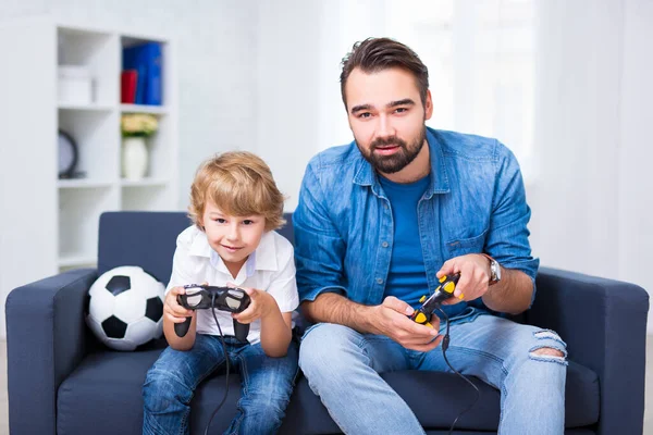 Babalık Baba Oğul Evdeki Koltukta Oturup Video Oyunu Oynuyorlar — Stok fotoğraf