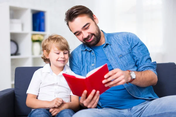 Concetto Famiglia Educazione Giovane Padre Che Legge Libro Suo Piccolo — Foto Stock